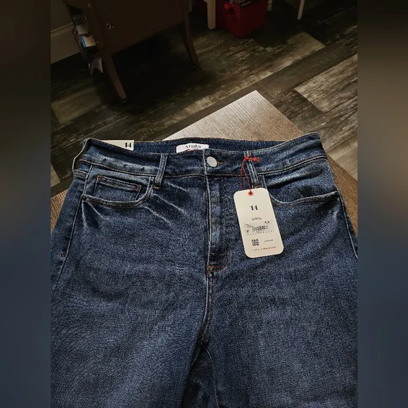 **SOLD** Arula Midrise Flare Jean's Size 14 - Picture 6 of 7